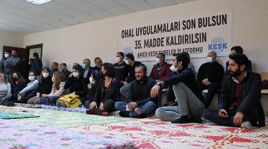 İhra&ccedil; edilen &ouml;ğretmenler Diyarbakır'da oturma eylemi yapıyor
