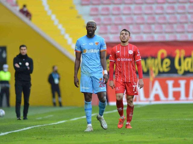 9 kişi kalan Kayserispor'dan tarihi galibiyet!