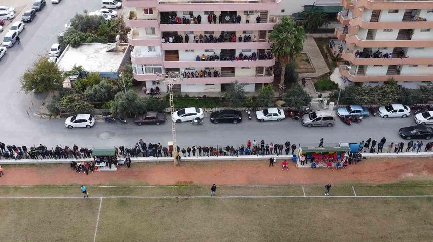 Amatörde olsa futbol aşkı, balkonlar bile doldu