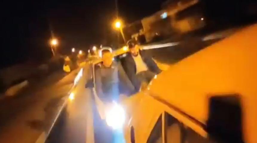 Trafikte akılamaz anlar! Ayaklarıyla arabayı ittiler