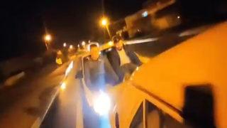 Trafikte akılamaz anlar! Ayaklarıyla arabayı ittiler