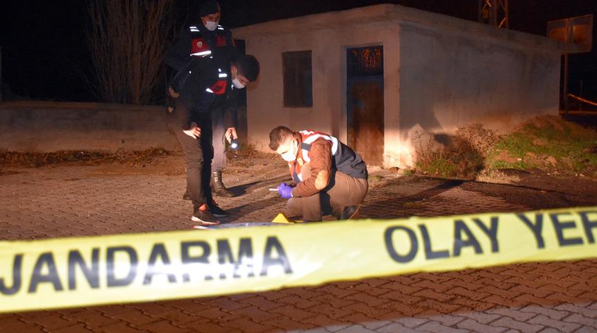 Korkunç! Hem vurdu hem evini ateşe verdi