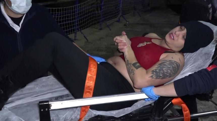 Kıyafetleriyle denize giren kadın boğulma tehlikesi yaşadı