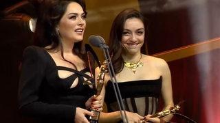 Ezgi Mola, Altın Kelebek konuşmasıyla gündem oldu: Birbirimizi ötekileştirmediğimiz bir sene olsun