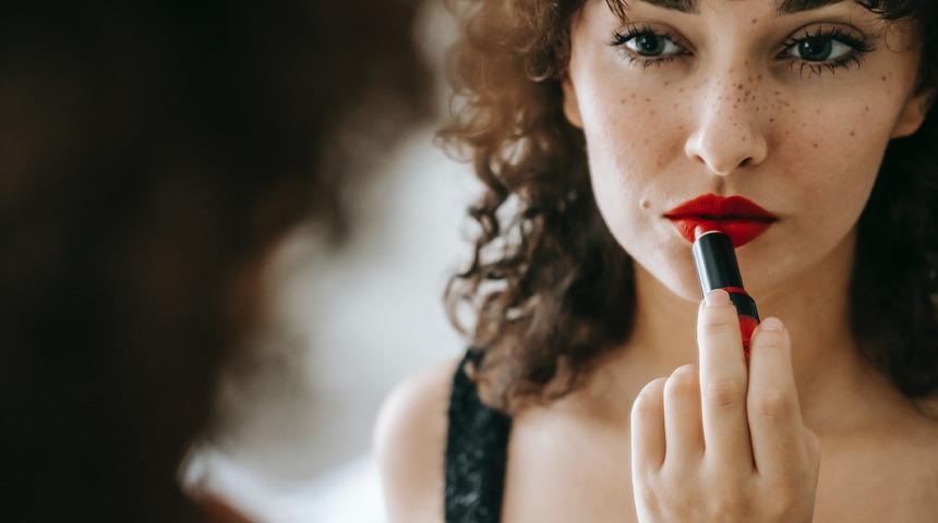 Kimse ger&ccedil;eğinden ayıramayacak! Doğal makyaj trendlerinin g&ouml;zdesi sahte &ccedil;il nasıl yapılır?