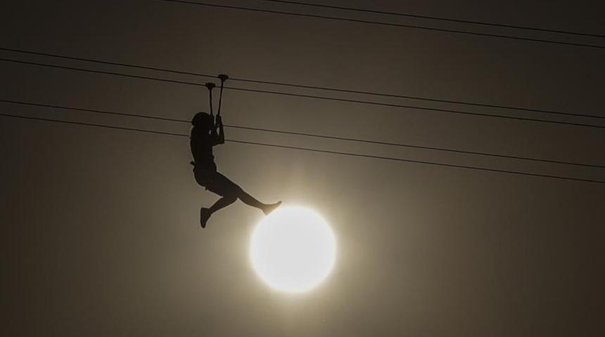 Zipline yaptığı sırada direğe çarparak feci şekilde can verdi