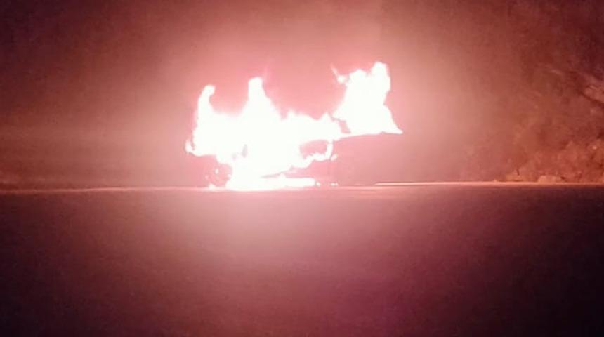 Sinop'ta korku dolu anlar! Seyir halindeki otomobil alev aldı