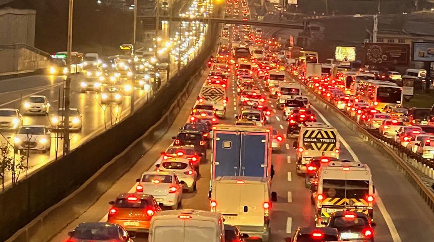 İstanbul'da hafta trafikle başladı! İlerlemekte güçlük çekiyorlar