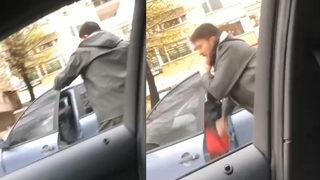 Kadıköy'de trafikte dehşet anları! Kaskla saldırdı