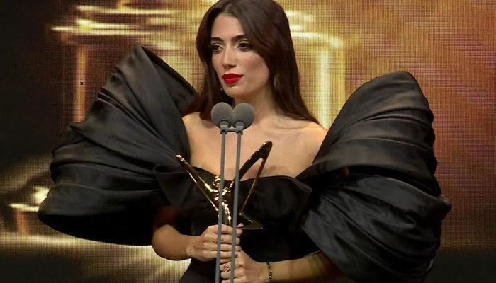 En İyi Kadın Influencer ödülünü alan Rachel Araz'ın kıyafeti ti'ye alındı