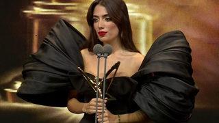 En İyi Kadın Influencer ödülünü alan Rachel Araz'ın kıyafeti ti'ye alındı