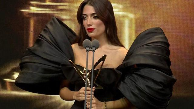 En İyi Kadın Influencer ödülünü alan Rachel Araz'ın kıyafeti ti'ye alındı