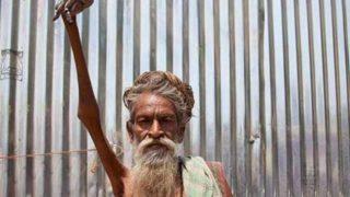 Tam 45 yıldır sağ eli havada! Eli tamamen işlevini kaybetti