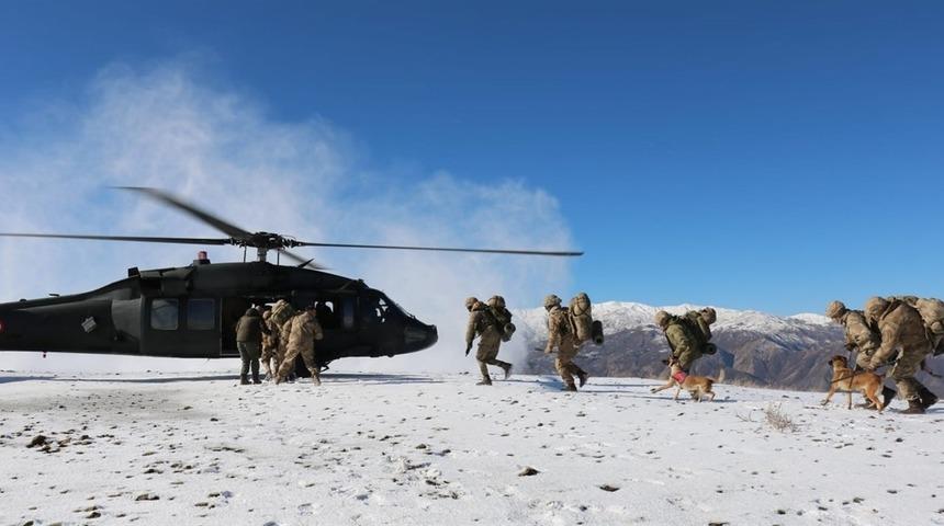 Muş'ta "Eren Kış-11 Şenyayla Operasyonu"nda mühimmat ve el yapımı patlayıcı ele geçirildi