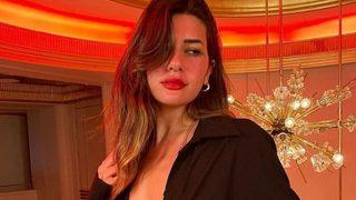 Güzel fenomen Sibil Çetinkaya kalçasına inen dekoltesiyle Altın Kelebek'e damga vurdu!