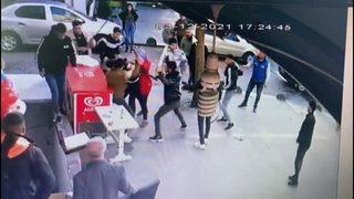Zeytinburnu'nda dehşete düşüren anlar! Afganistan uyruklu kişilerin satırlı bıçaklı kavgası kamerada