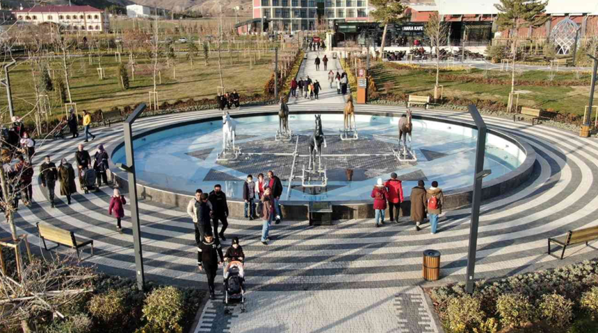 Hamidiye Kültür Parkı ziyaretçi akınına uğruyor! Şehrin stresinden uzaklaşmak isteyenlerin adresi oldu