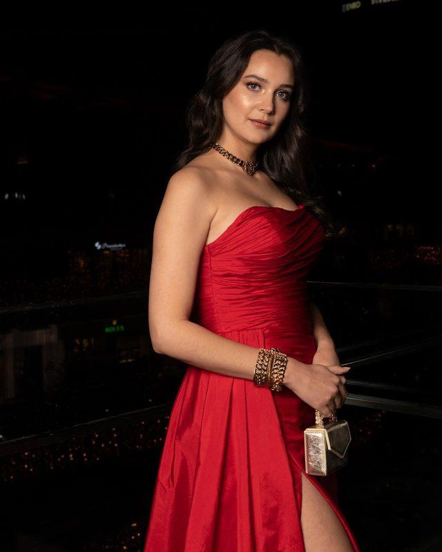 Gönül Dağı'nın güzeller güzeli Dilek'i Gülsüm Ali kırmızı elbisesiyle kendine hayran bıraktı!