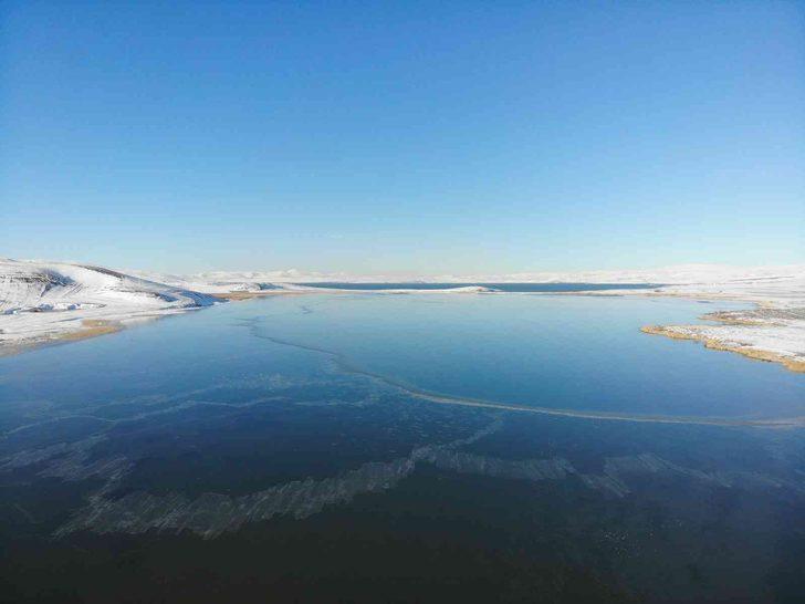 Çıldır Gölü ziyaretçilerini büyülüyor! Hava sıcaklıkları düşünce gölün yarısı buz tuttu  G1