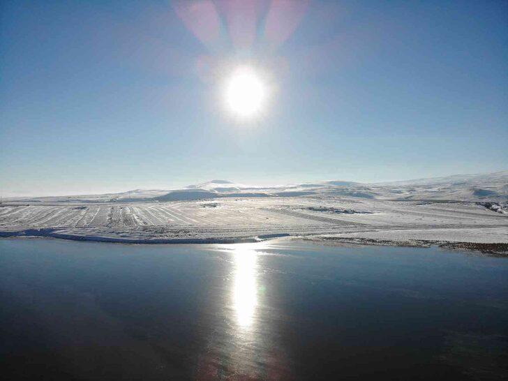 Çıldır Gölü ziyaretçilerini büyülüyor! Hava sıcaklıkları düşünce gölün yarısı buz tuttu  G2