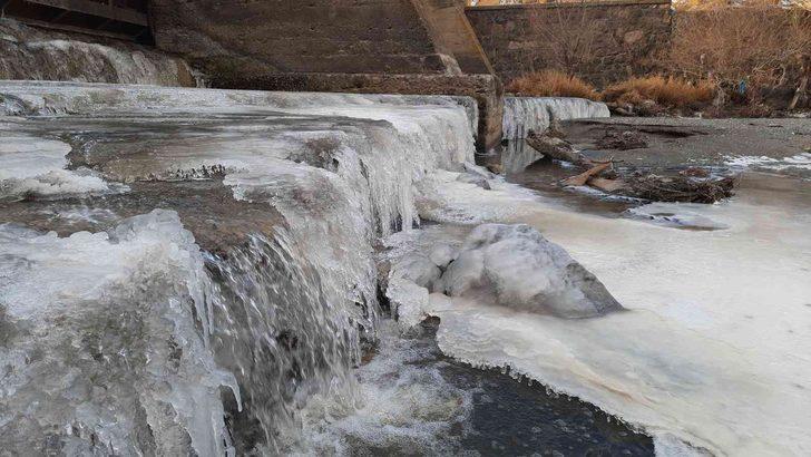 Çıldır Gölü ziyaretçilerini büyülüyor! Hava sıcaklıkları düşünce gölün yarısı buz tuttu  G3