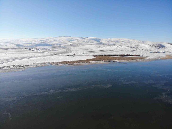 Çıldır Gölü ziyaretçilerini büyülüyor! Hava sıcaklıkları düşünce gölün yarısı buz tuttu  G4