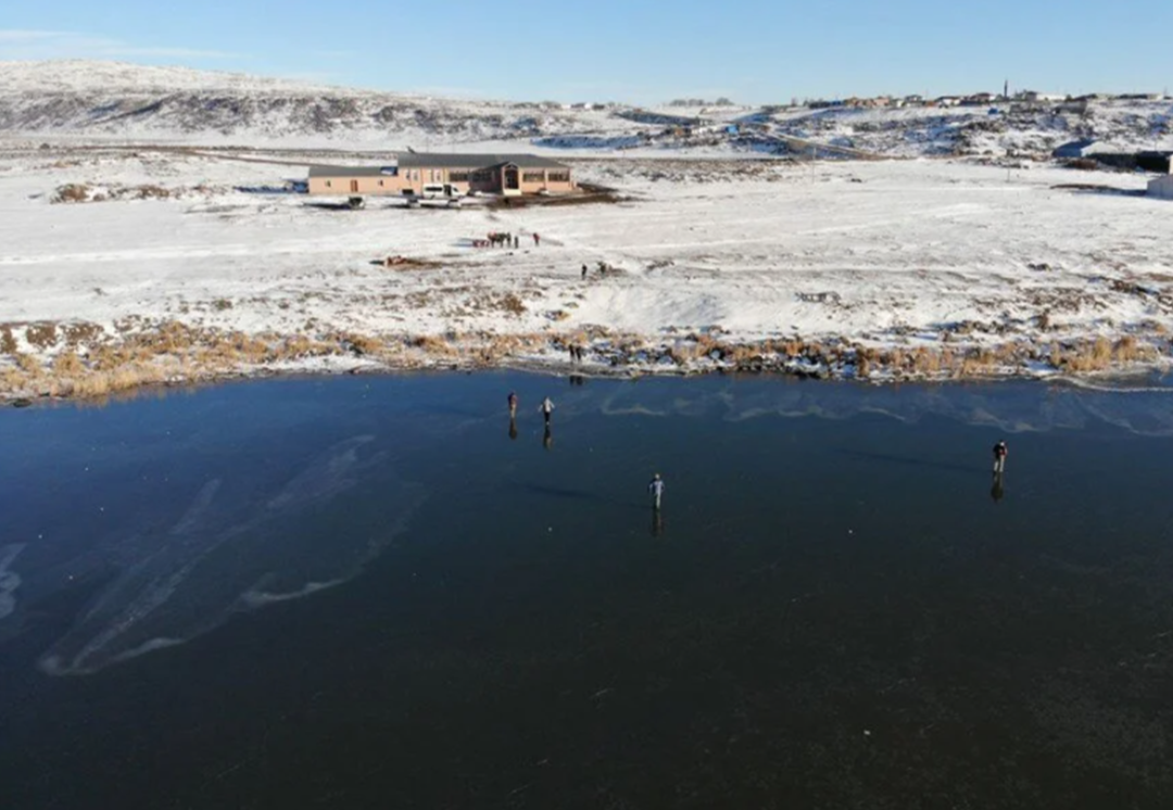 &Ccedil;ıldır G&ouml;l&uuml; ziyaret&ccedil;ilerini b&uuml;y&uuml;l&uuml;yor! Hava sıcaklıkları d&uuml;ş&uuml;nce g&ouml;l&uuml;n yarısı buz tuttu 