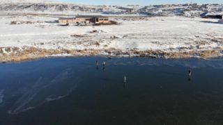 Çıldır Gölü ziyaretçilerini büyülüyor! Hava sıcaklıkları düşünce gölün yarısı buz tuttu 