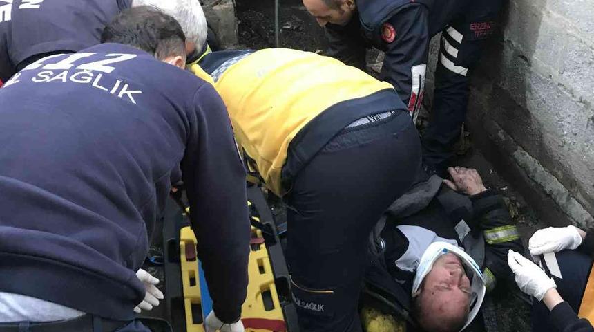 Yangına müdahale eden itfaiye eri çatıdan düşerek yaralandı