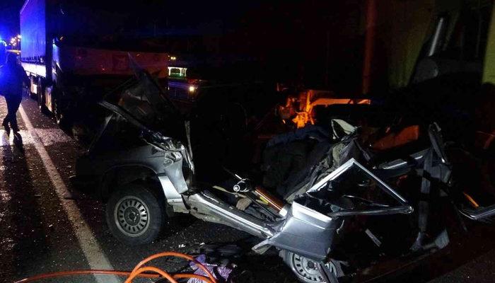 TIR'la feci kaza: Hurdaya dönen araçta iki kişi hayatını kaybetti