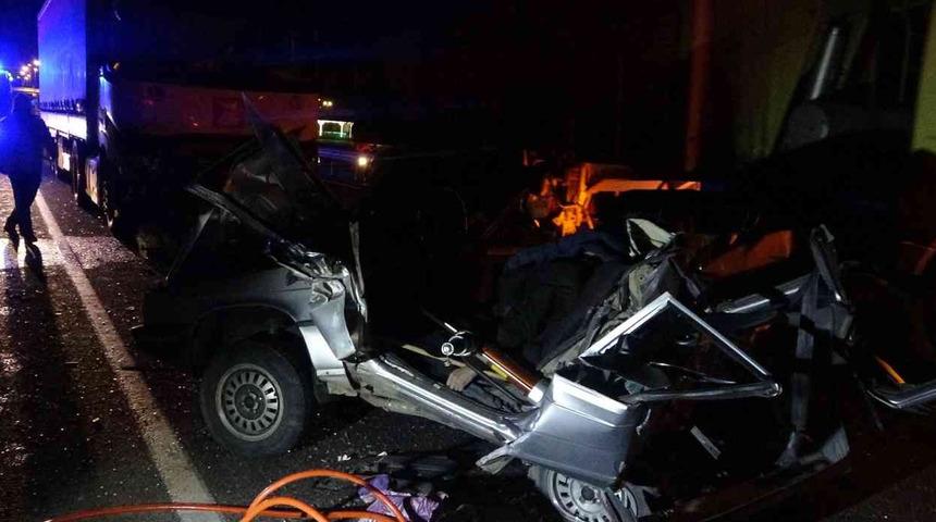 TIR'la feci kaza: Hurdaya dönen araçta iki kişi hayatını kaybetti