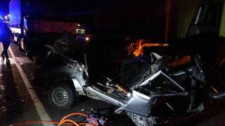 TIR'la feci kaza: Hurdaya dönen araçta iki kişi hayatını kaybetti