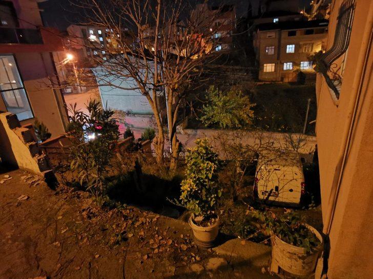 Kocaeli'de hafif ticari araç bir evin duvarını yıkarak bahçeye düştü G2