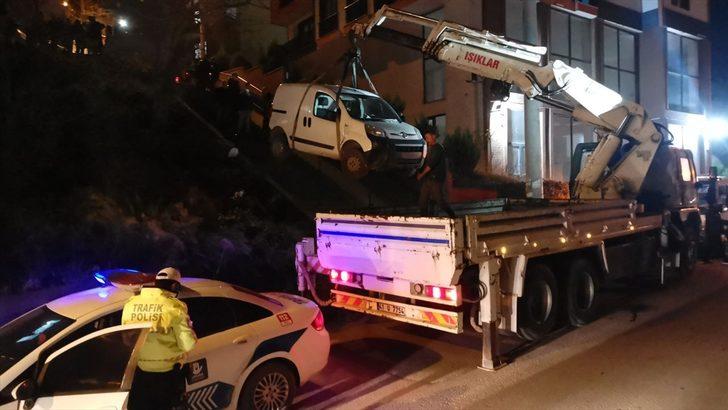 Kocaeli'de hafif ticari araç bir evin duvarını yıkarak bahçeye düştü G3