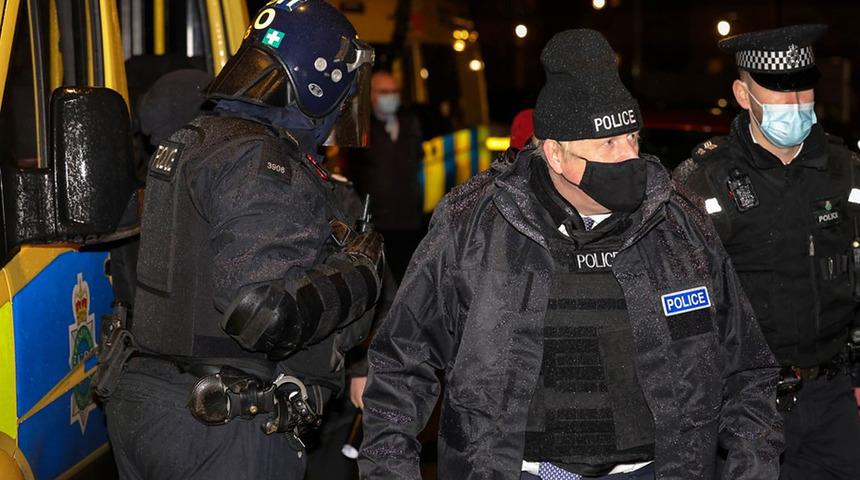 İngiltere Başbakanı Johnson polis kılığında denetime çıktı