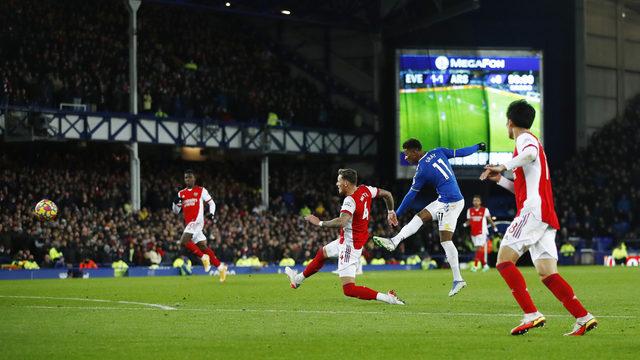 Everton son dakika füzesiyle Arsenal'i devirdi
