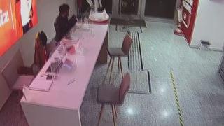 Bankada şaşırtan anlar! Rahatlığı 'pes' dedirtti