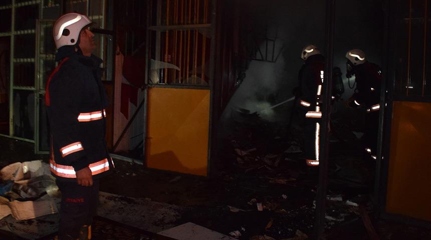 Sanayi sitesinde korkutan anlar! İki iş yeri alevlere teslim oldu