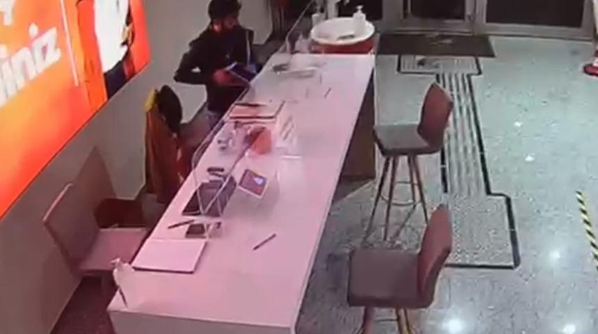 Bankanın camını kırarak içeri girdi, kameraları unuttu!