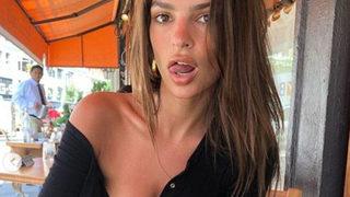 Emily Ratajkowski, kırmızı mayosuyla Instagram’ı ateşe verdi