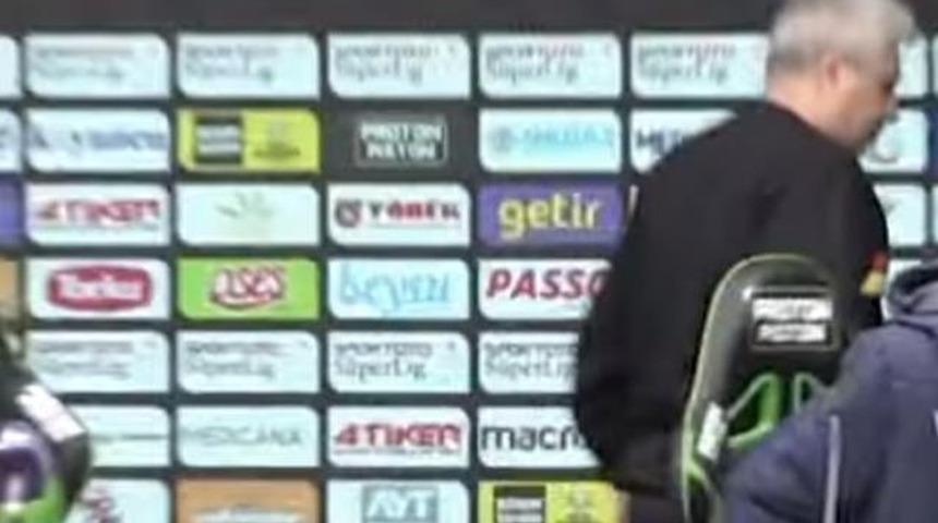 Sumudica basın toplantısını terk etti! Verdiği cevap daha olay