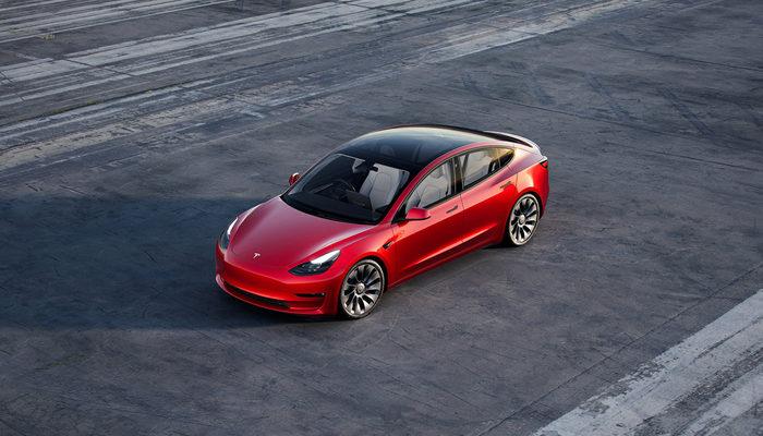 Tesla'nın otomobili suyun içinde şov yaptı