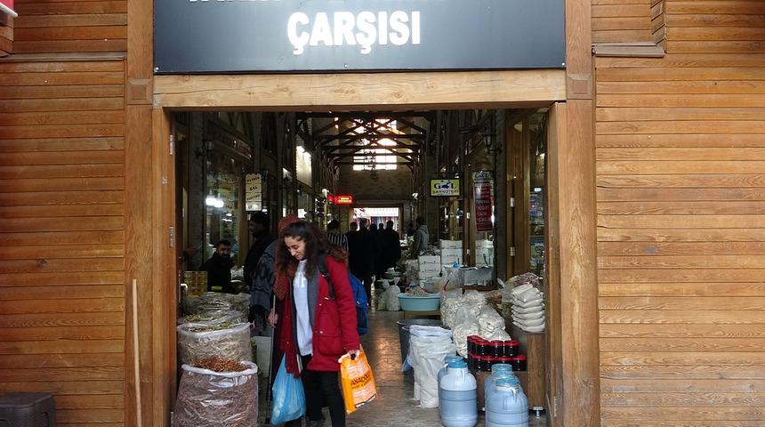 Tarihi çarşıda kovboy kapısı isteği!