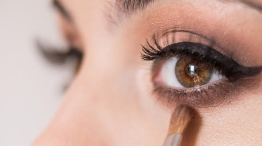 Küçücük dokunuşlarla bambaşka birine dönüşün! Gözleri daha çekik gösteren makyaj tüyoları