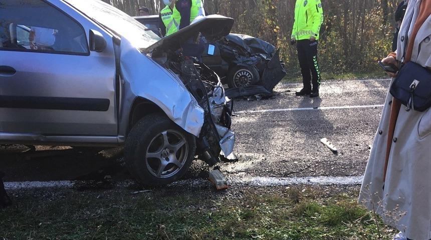 Sinop'ta 3 aracın karıştığı kazada 2 kişi &ouml;ld&uuml;, iki kişi yaralandı