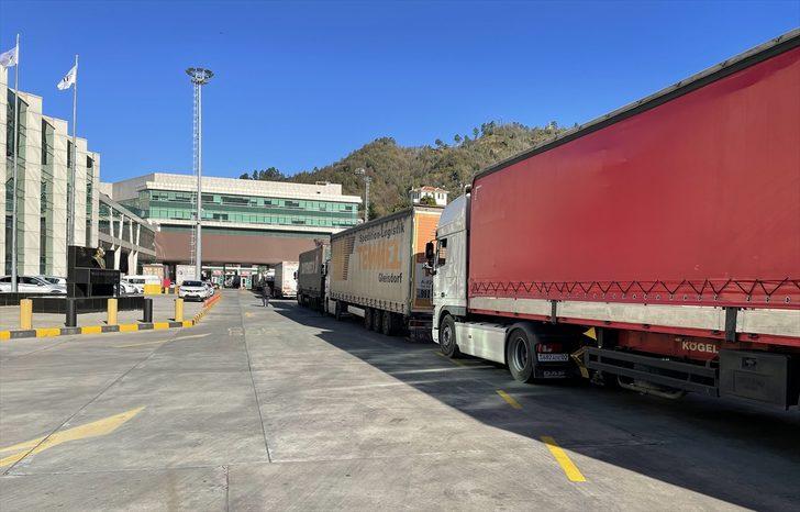 Sarp Sınır Kapısı'ndan bir günde 718 tır çıkış yaptı G2