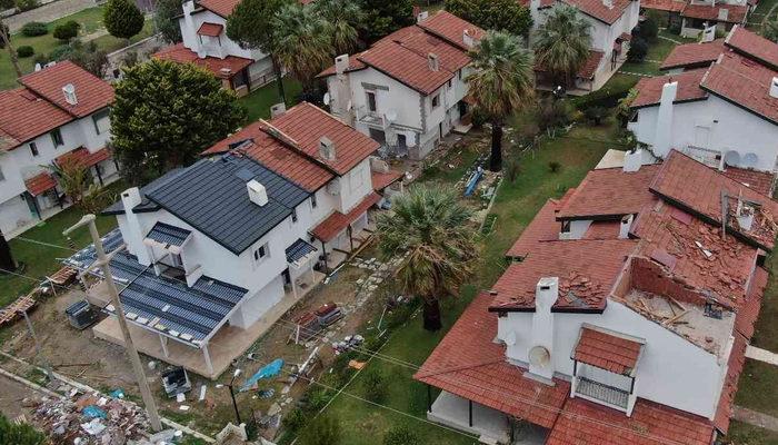 Ünlü tatil merkezi Çeşme’yi hortum vurdu: 20 evin çatısında hasar var