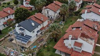 Ünlü tatil merkezi Çeşme’yi hortum vurdu: 20 evin çatısında hasar var