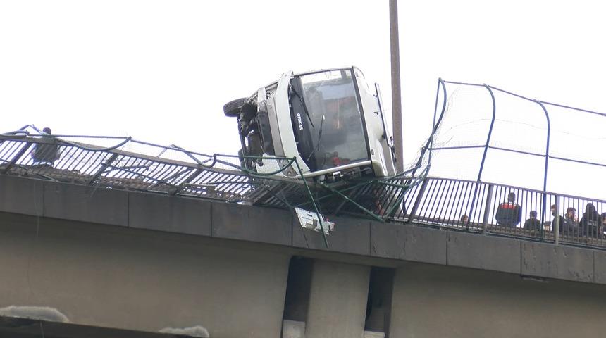 Viyadükte korku dolu anlar! Bariyerlerin üzerinde asılı kaldı