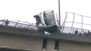 Viyadükte korku dolu anlar! Bariyerlerin üzerinde asılı kaldı